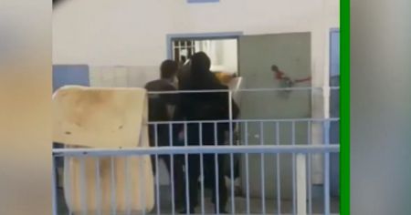 Φυλακές Κορυδαλλού: Κρατούμενοι βιντεοσκοπούν επιχείρηση της ΕΛ.ΑΣ. | Pagenews.gr Φυλακές Κορυδαλλού: Κρατούμενοι βιντεοσκοπούν επιχείρηση της ΕΛ.ΑΣ. | Pagenews.gr