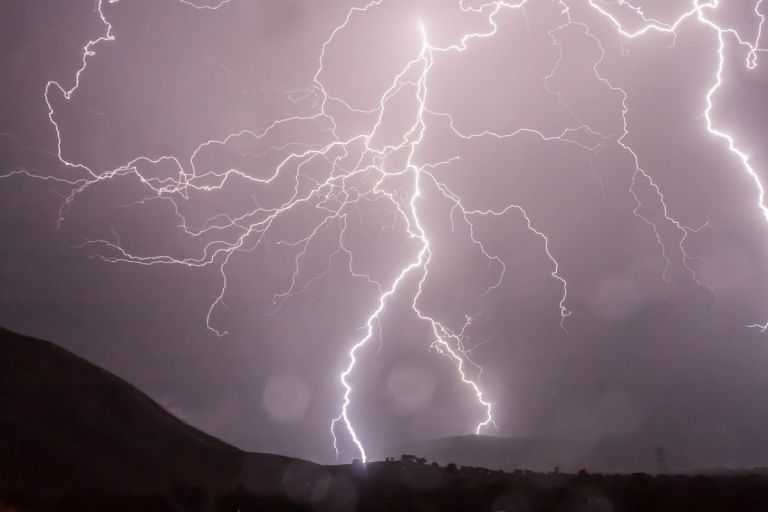 Κόρινθος: 37χρονος σκοτώθηκε από κεραυνό στο χωράφι του