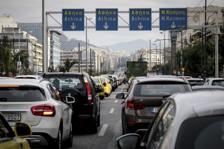 Κίνηση στους δρόμους: Τεράστιο μποτιλιάρισμα στη λεωφόρο Συγγρού λόγω έργων