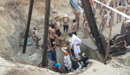 Τραγωδία στην Ινδία: Νεκρό το 2χρονο αγοράκι που είχε πέσει μέσα σε πηγάδι (vid) | Pagenews.gr Τραγωδία στην Ινδία: Νεκρό το 2χρονο αγοράκι που είχε πέσει μέσα σε πηγάδι (vid) | Pagenews.gr