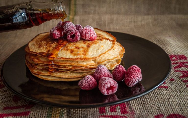 Pancakes ολικής με φρούτα: Το καλύτερο και υγιεινό πρωινό