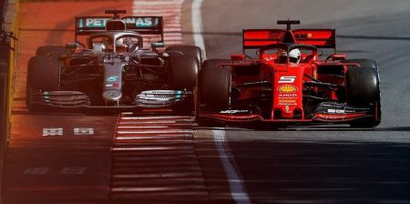 Sebastian Vettel: Άλλαξε τις πινακίδες στο μονοθέσιο του Hamilton (vid) | Pagenews.gr Sebastian Vettel: Άλλαξε τις πινακίδες στο μονοθέσιο του Hamilton (vid) | Pagenews.gr