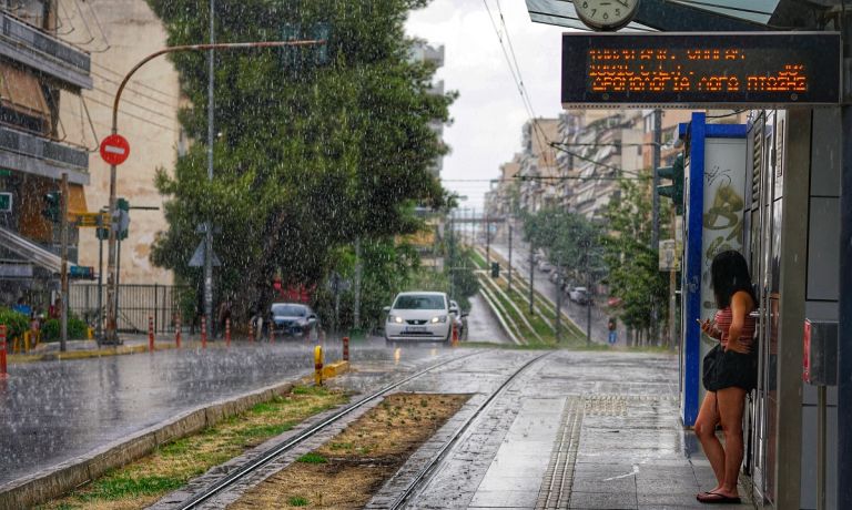 Μπουρίνι στην Αθήνα: «Ποτάμια» οι δρόμοι στα Νότια Προάστια