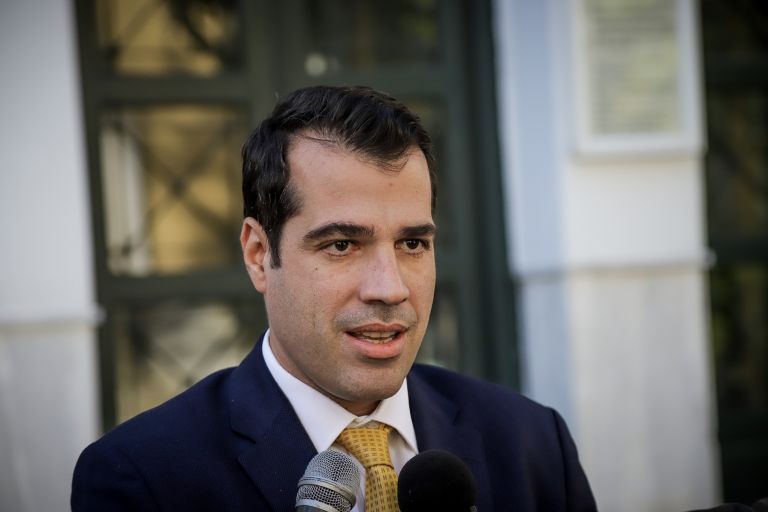 Θάνος Πλεύρης: «Γλέντι» στο Twitter με την επίσκεψή του στα Εξάρχεια – Η απάντησή του