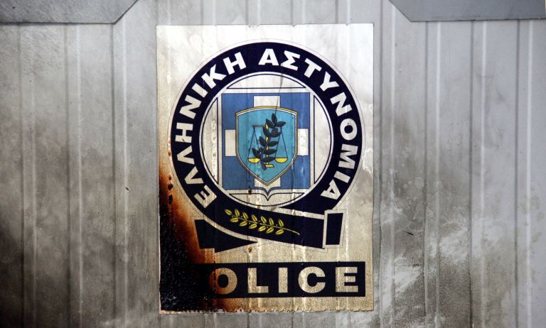 Επίθεση στο αστυνομικό τμήμα Ακροπόλεως – Δύο αστυνομικοί τραυματίες
