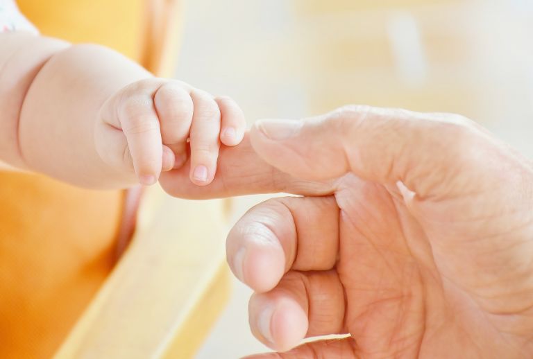 Θήβα: Νεκρό κοριτσάκι 1,5 ετών – Εγκληματική αμέλεια από τους γονείς