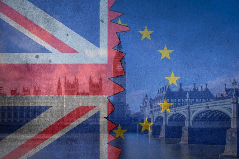 Brexit: «Βουτιά» για τη στερλίνα – Φόβοι για «άτακτη» έξοδο από την Ευρωπαϊκή Ένωση