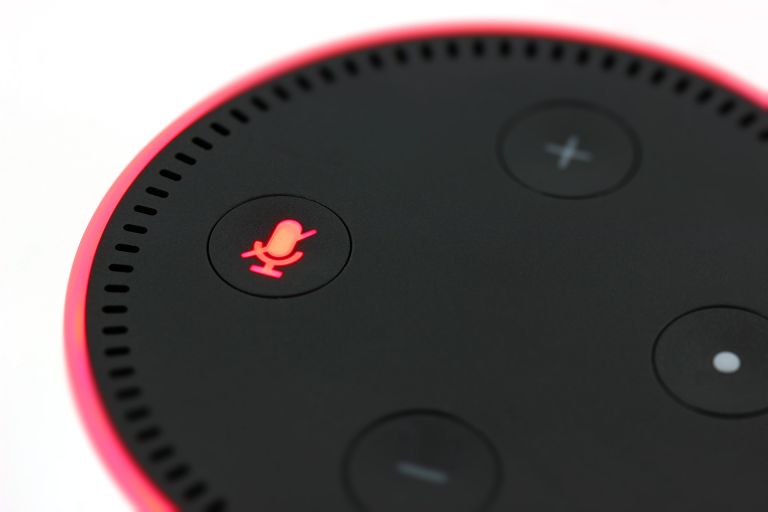Amazon: Παραδέχτηκε πως αποθηκεύει τις συνομιλίες σας με την Alexa
