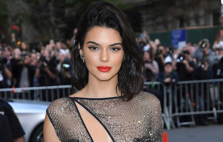 Kendall Jenner: Το μοναδικό «bottle cap challenge» της στη Μύκονο (vid)