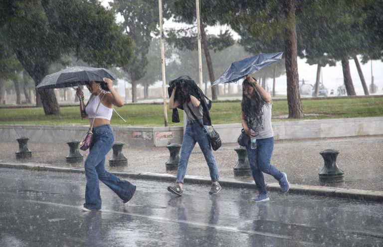 Καιρός: Πολλά προβλήματα από την κακοκαιρία στη Βόρεια Ελλάδα (vids)