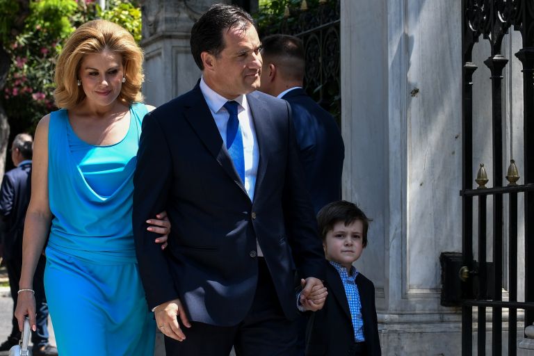 Ευγενία Μανωλίδου: Ντυμένη στα γαλάζια στην ορκωμοσία της νέας κυβέρνησης