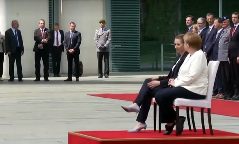 Άνγκελα Μέρκελ: Υποδέχθηκε καθιστή τη Δανή πρωθυπουργό για να αποφύγει το τρέμουλο (vid)