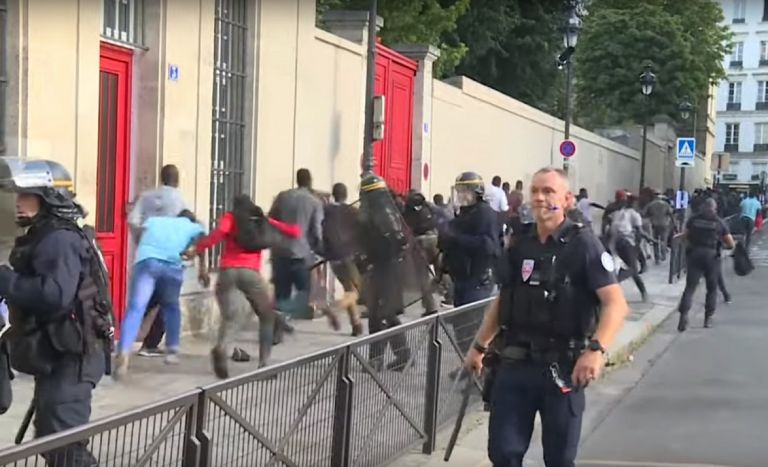 Παρίσι: Μετανάστες κατέλαβαν το Πάνθεον (vids)