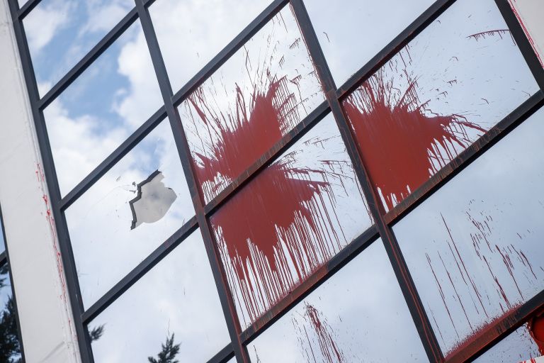 Ρουβίκωνας: «Ντου» στο ΣΕΒ – Πέταξαν μπογιές