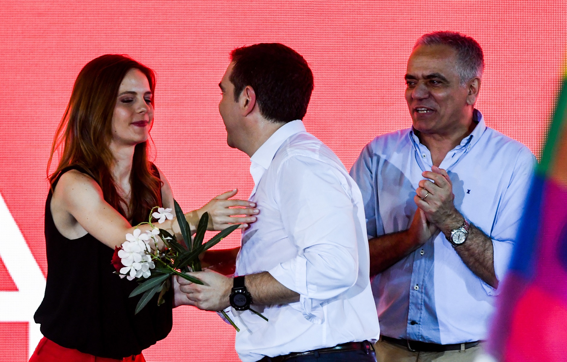 Τσίπρας αγκαλιάζει Αχτσιόγλου και αγνοεί επιδεικτικά Σκουρλέτη (vid)