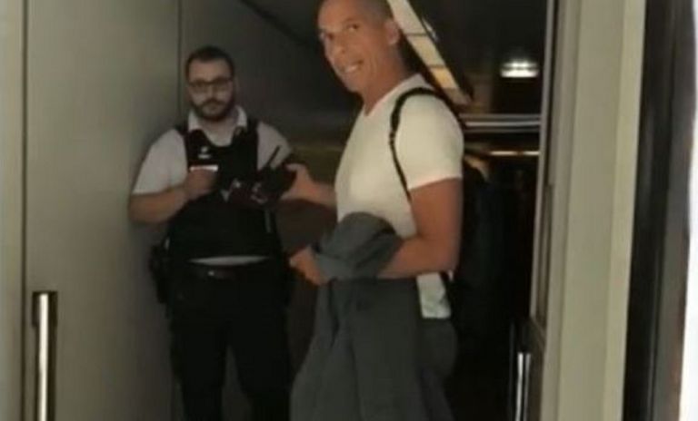 Γιάνης Βαρουφάκης: Επεισόδιο με προκλητικό αστυνομικό στο Παρίσι (vid)