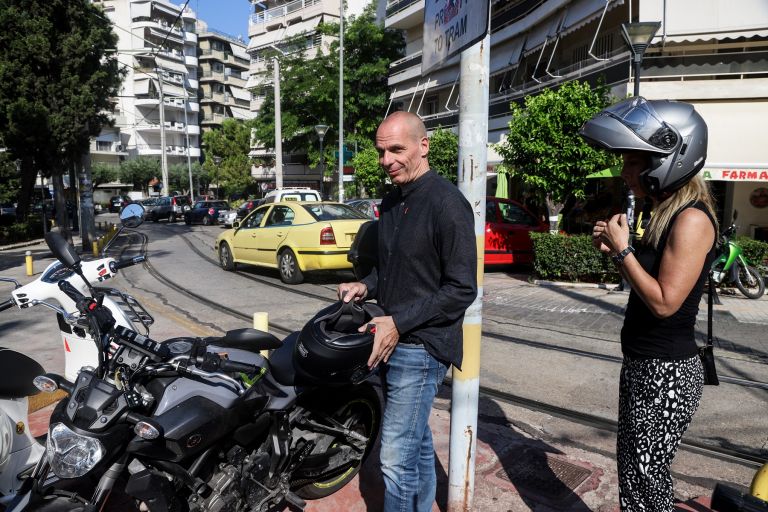 Γιάνης Βαρουφάκης: Τι έγραψε για το επεισόδιο με τον αστυνομικό