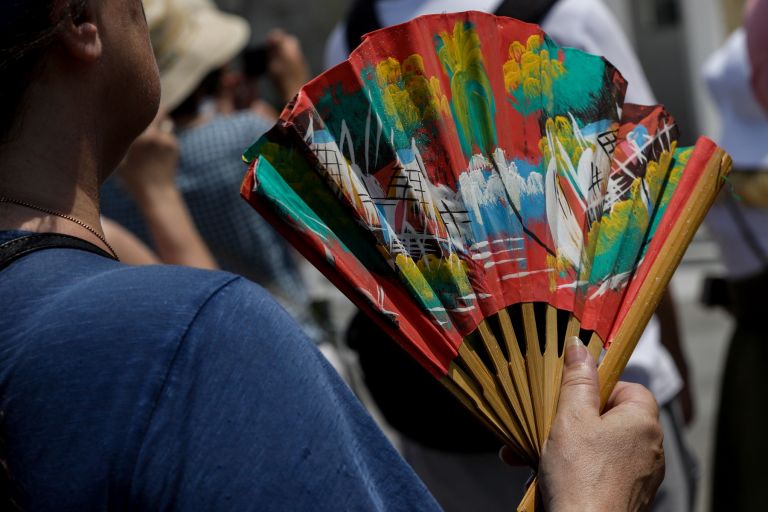 Καιρός σήμερα: Παραμένει στα «κόκκινα» ο υδράργυρος