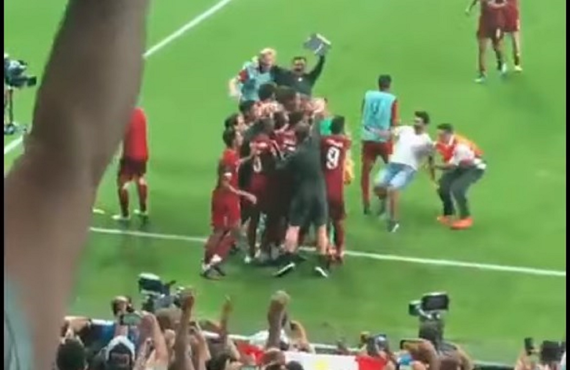 Αντριάν: Η στιγμή που ο οπαδός της Λίβερπουλ τον έβγαλε νοκ άουτ με τάκλιν (vid)