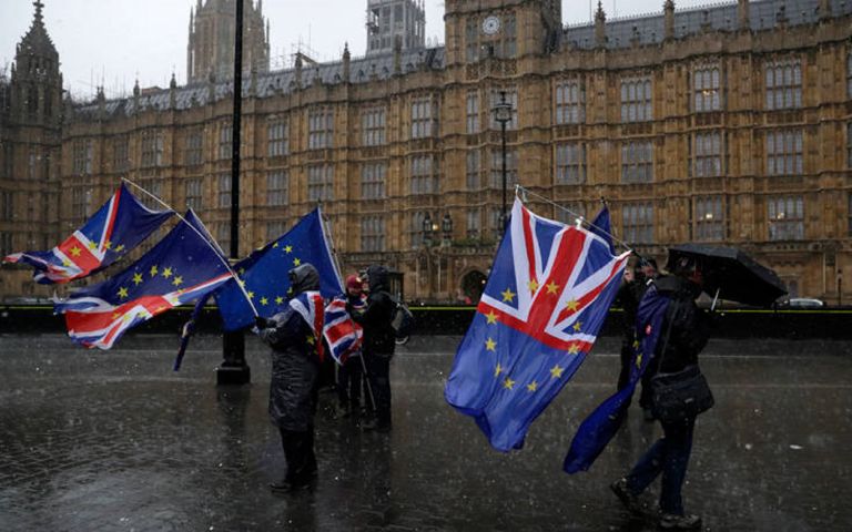 Brexit: Ολοένα και βαθαίνει η κρίση στη Βρετανία