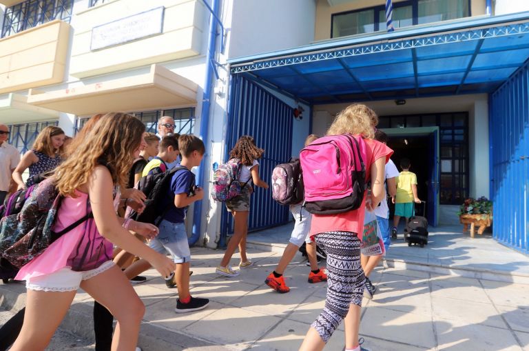 Πρώτη μέρα σχολείο: Κατάληψη από γονείς και μαθητές στην Πετρούπολη