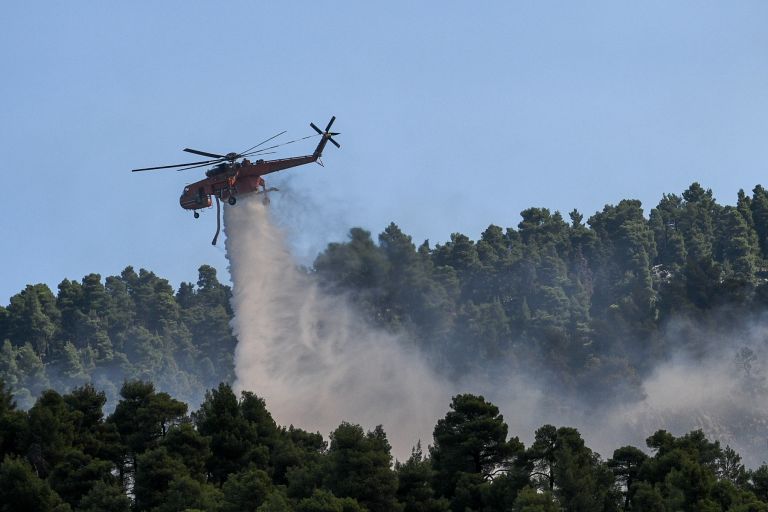 Φωτιές Εύβοια: Συγκλονιστικό βίντεο με ελικόπτερο να βουτάει στη φωτιά