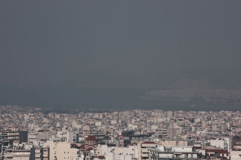 Φωτιά τώρα: «Σκέπασαν» τον αττικό ουρανό οι καπνοί από την πυρκαγιά στην Εύβοια (pics)