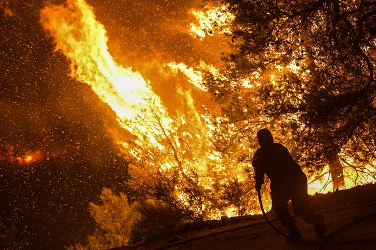 Φωτιά Εύβοια: Δεύτερη νύχτα αγωνίας για τους κατοίκους – Φτιάχνουν «γραμμή άμυνας» με αντιπυρικές ζώνες
