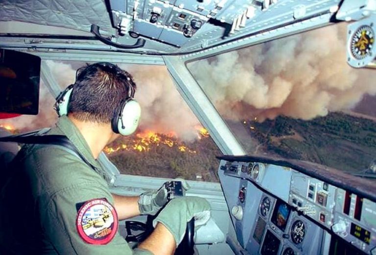 Φωτιά Εύβοια: Τι βλέπει ο πιλότος του καναντέρ από την καμπίνα του