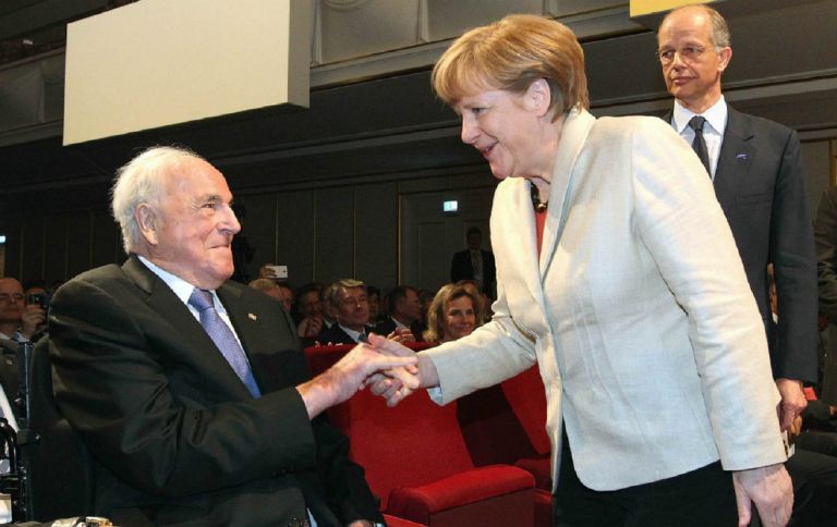 Άνγκελα Μέρκελ: Ο Βάλτερ Κολ την κατηγορεί για την αυτοκτονία της μητέρας του