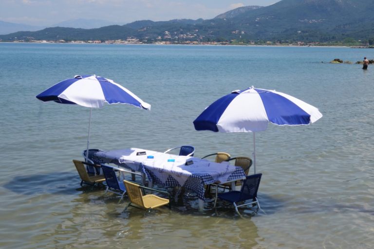 Κέρκυρα: Ταβέρνα έβαλε τραπεζάκια μέσα στη θάλασσα (pics)