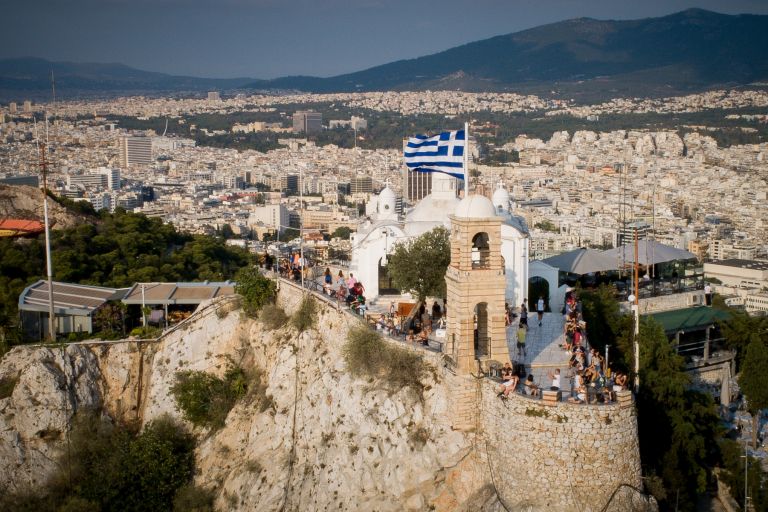 Λυκαβηττός: Σοκ με άνδρα που έπεσε από τον Άγιο Γεώργιο