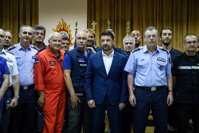 Φωτιές Εύβοια: Ο Νίκος Χαρδαλιάς βράβευσε Ιταλούς και Ισπανούς πιλότους που βοήθησαν