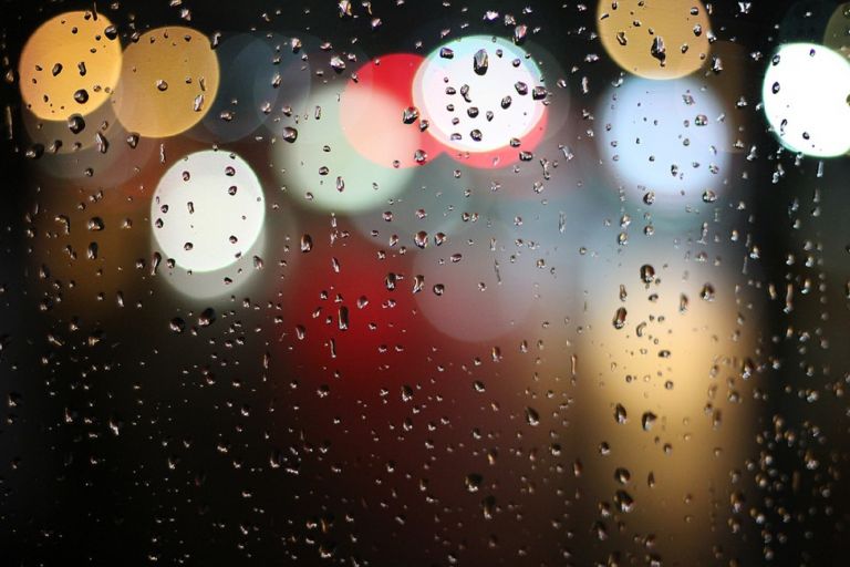 Καιρός: Βροχερή Παρασκευή με πτώση της θερμοκρασίας