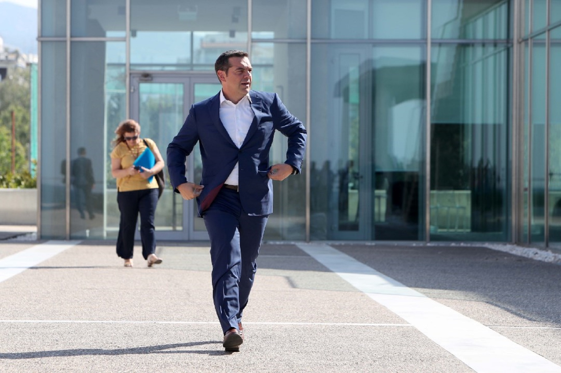 Οταν ο Τσίπρας πήγε για μαλλί και βγήκε κουρεμένος…