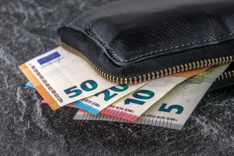 Μείωση φορολογίας: Τι κερδίζουν μισθωτοί, συνταξιούχοι και επαγγελματίες