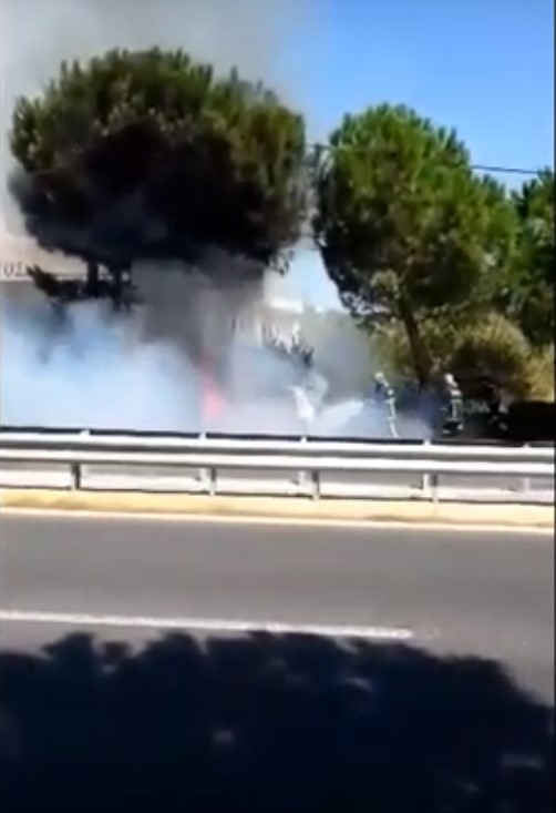 Παλλήνη: Αυτοκίνητο άρπαξε φωτιά – Σώθηκε τελευταία στιγμή η οδηγός (vid)
