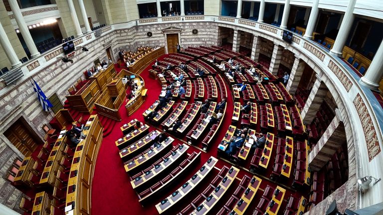 Αντικαπνιστικό νομοσχέδιο: Κατατέθηκε στην αρμόδια επιτροπή της Βουλής – Τι περιλαμβάνει