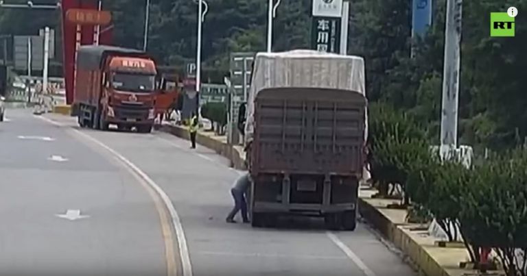 Απίστευτο βίντεο: Ελαστικό – βόμβα σκάει στο πρόσωπο του οδηγού