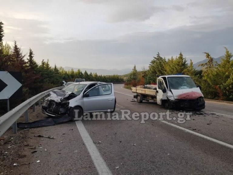 Σοβαρό τροχαίο με τρεις τραυματίες στη Λαμία (pics&vid)