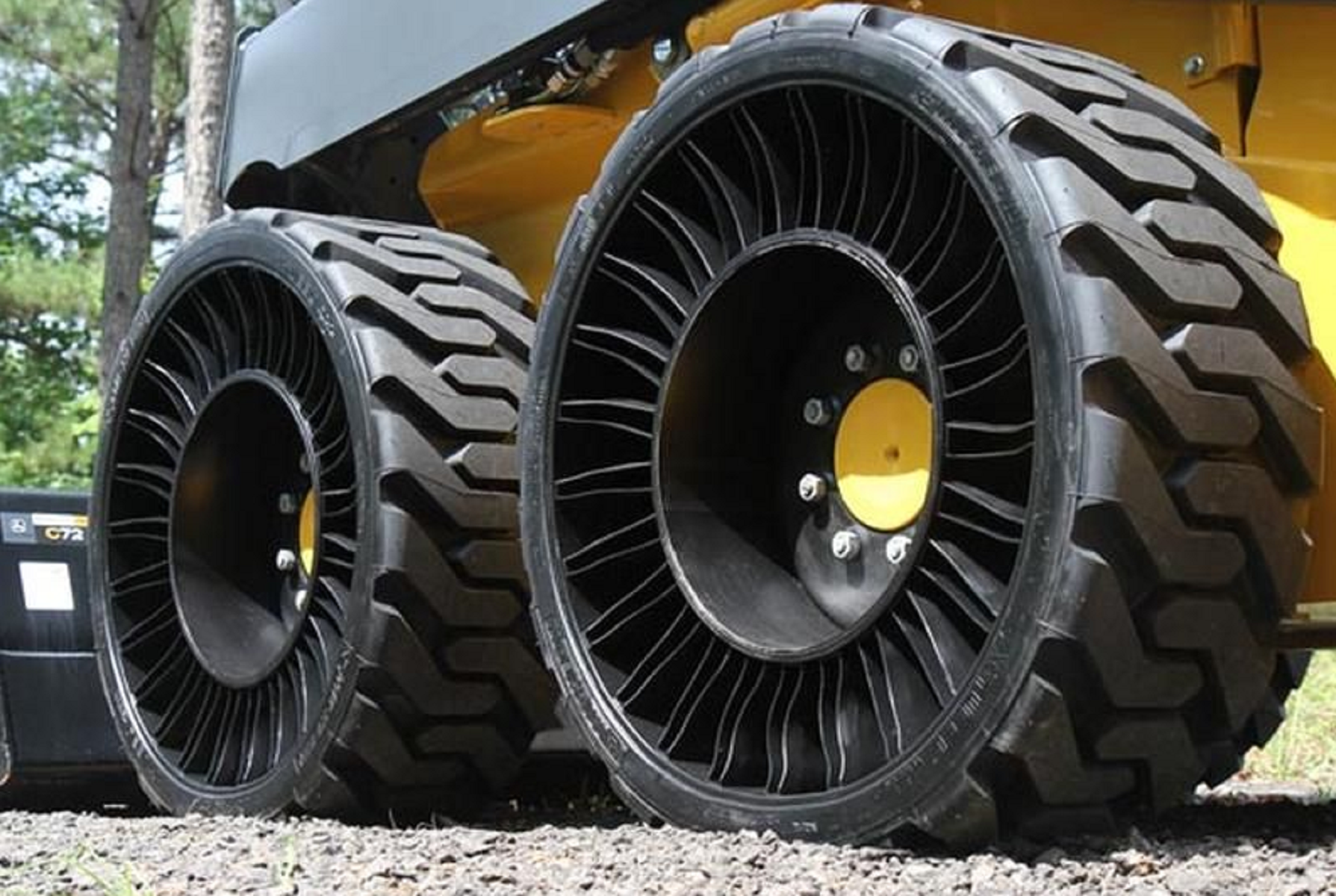 Безвоздушные шины Michelin Tweel. Безвоздушные колёса Мишлен. Бескамерные шины Мишлен. Безвоздушная резина Мишлен.