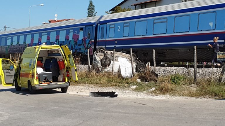 Τραγωδία στα Τρίκαλα: Μία νεκρή από φρικτή σύγκρουση τρένου με αυτοκίνητο (pics&vid)