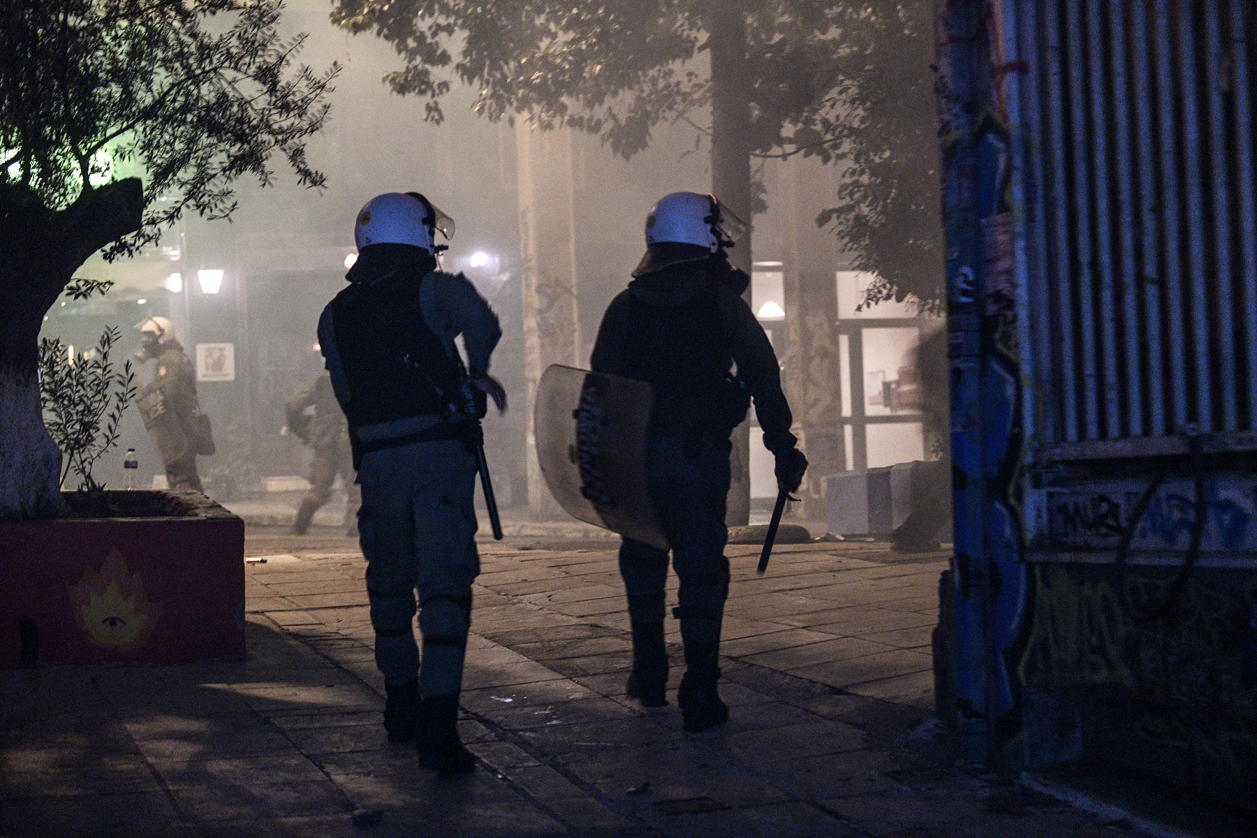 “Μπάτσοι ρουφιάνοι δημοσιογράφοι”