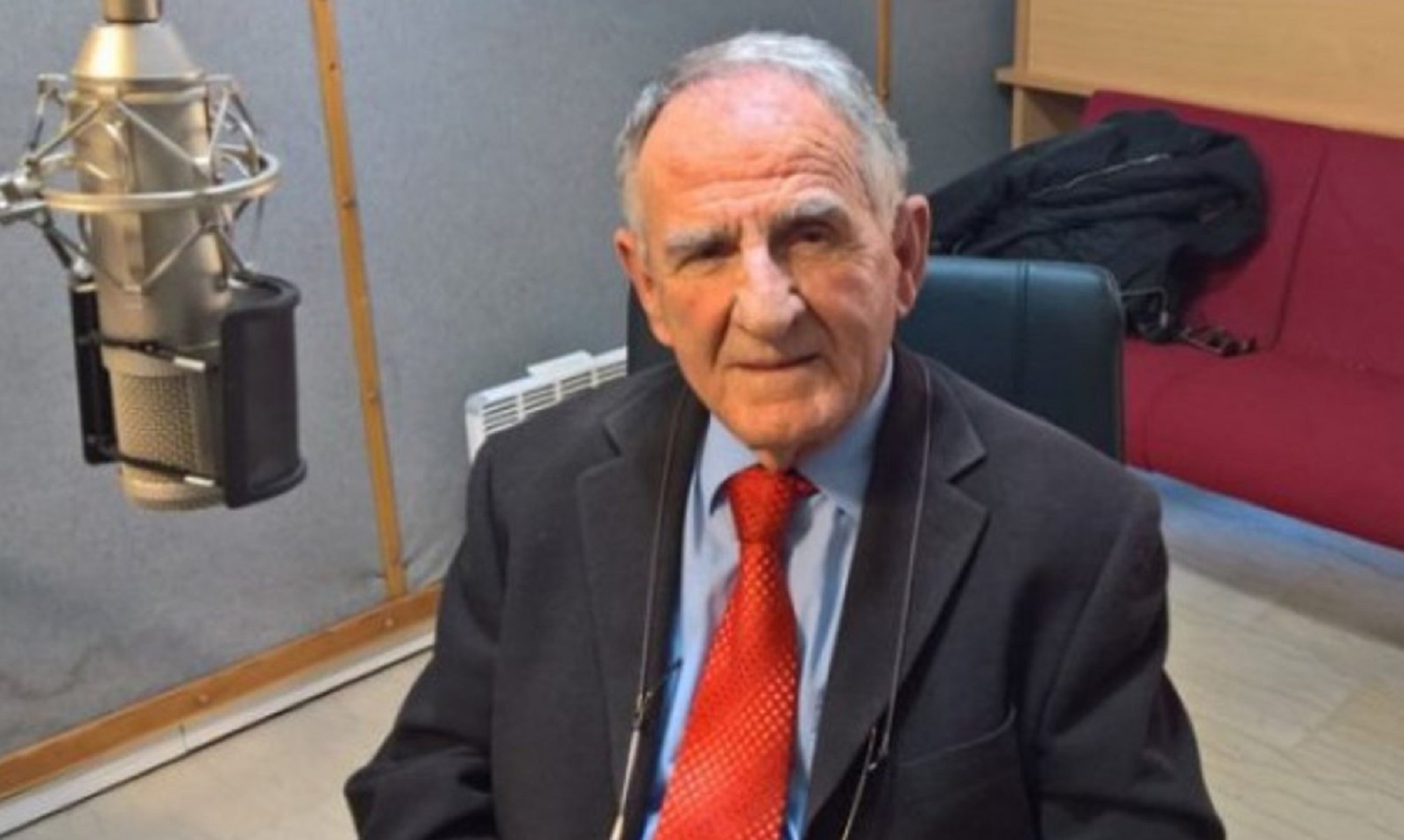 Πρωθυπουργός “Καλοχαιρέτας”, πολιτευτές “Γκρούεζες”