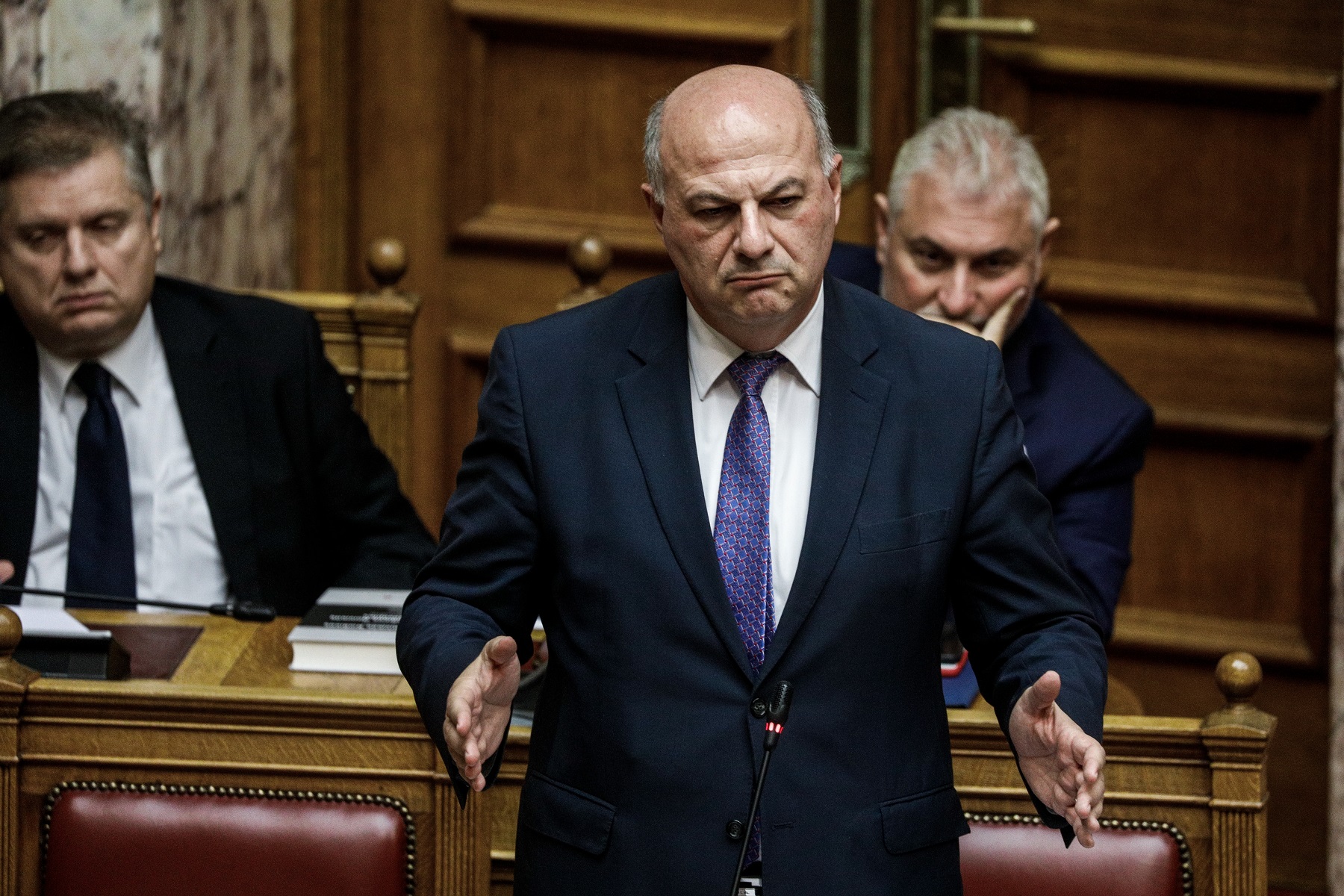 Όταν νομοθετείς για τα συμφέροντά τους