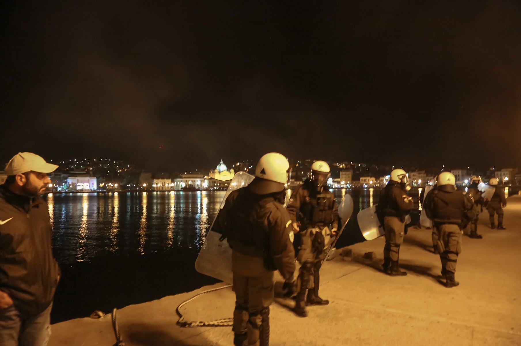 Με επιτάξεις και ΜΑΤ η επιστροφή στην κανονικότητα