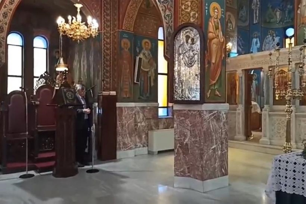 Τσιόδρας live: Ψέλνει σε εκκλησία