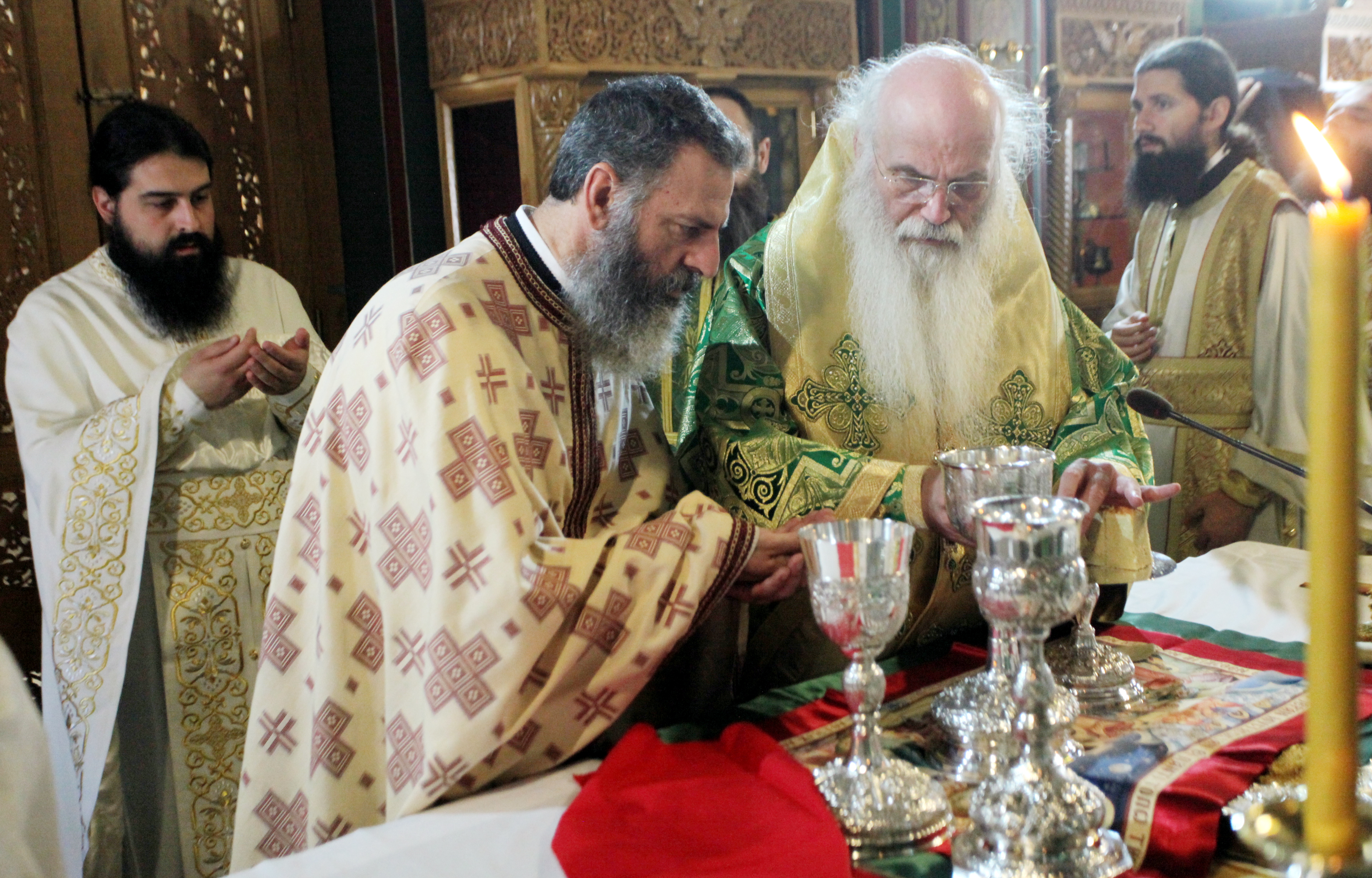 Μεταδίδεται ο κορωνοϊός μέσω της Θείας Κοινωνίας;