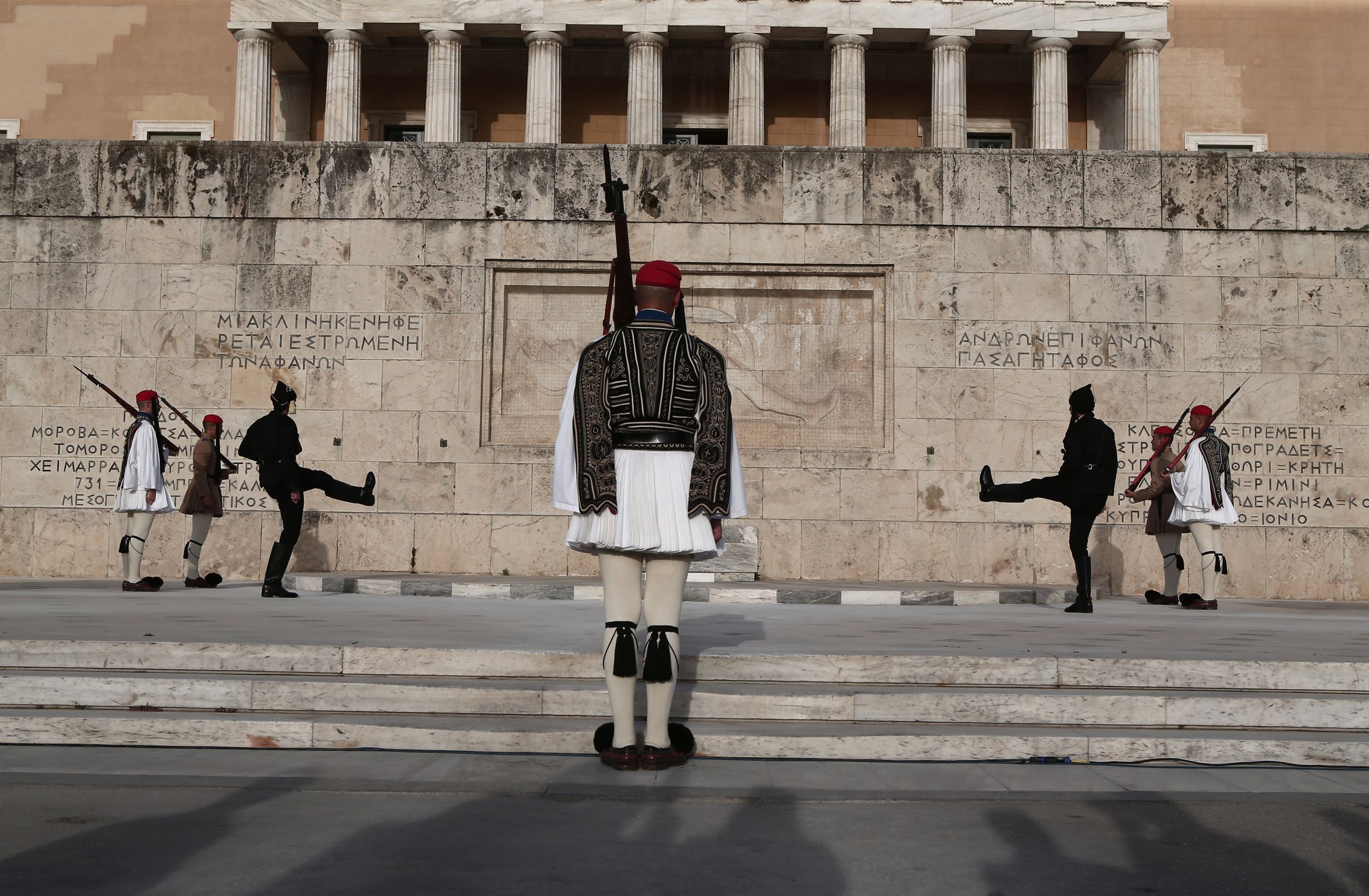 Γενοκτονία των Ποντίων: Συγκινητική η αλλαγή φρουράς στη Βουλή