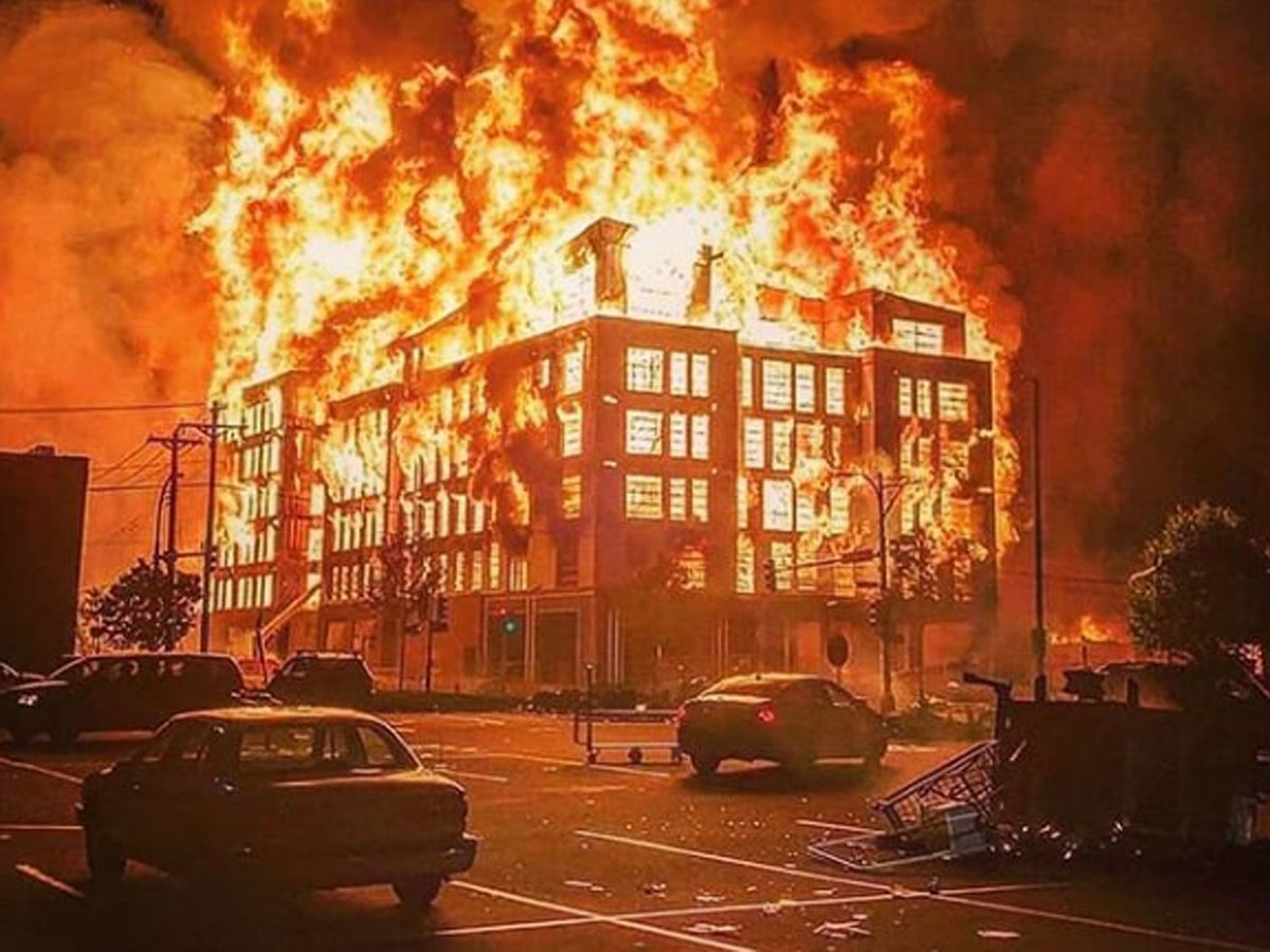 Η Αμερική στις φλόγες